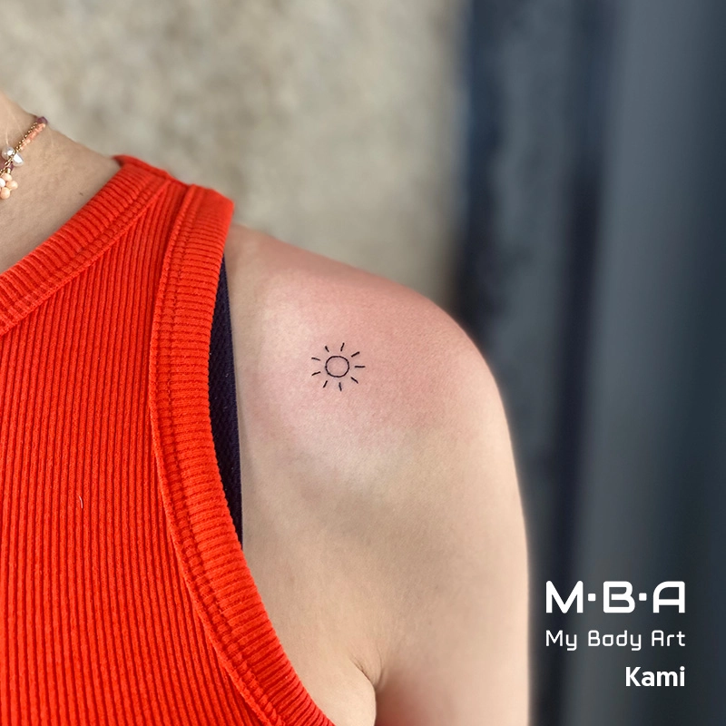 tatouage mini soleil minimaliste réalisé par Kami, tatoueuse à MBA - My Body Art Villeurbanne