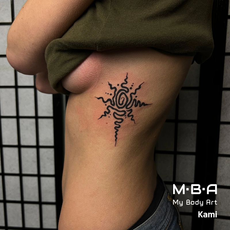tatouage soleil blackwork réalisé par Kami, tatoueuse à MBA - My Body Art Villeurbanne