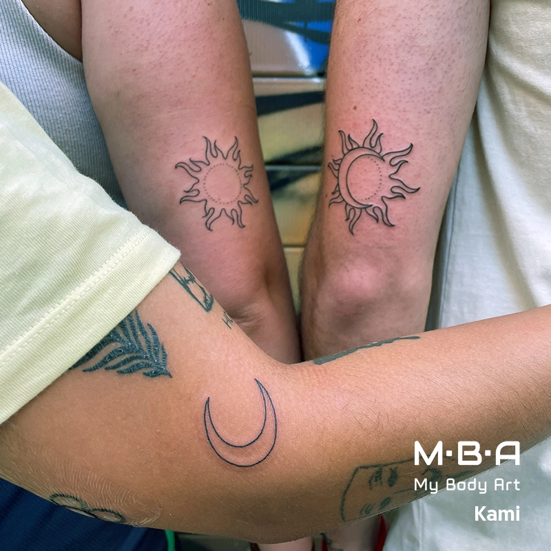 Matchings tattoos / tatouage en commun soleil et lune, réalisé par Kami, tatoueuse à MBA - My Body Art Lyon