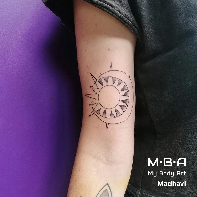 tatouage soleil et lune réalisé par Madhavi tatoueuse à MBA - My Body Art Grenoble