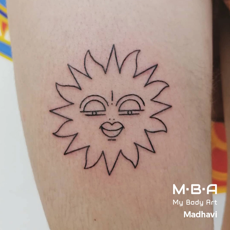tatouage soleil minimaliste personnifié réalisé par Madhavi, tatoueuse à MBA - My Body Art Grenoble