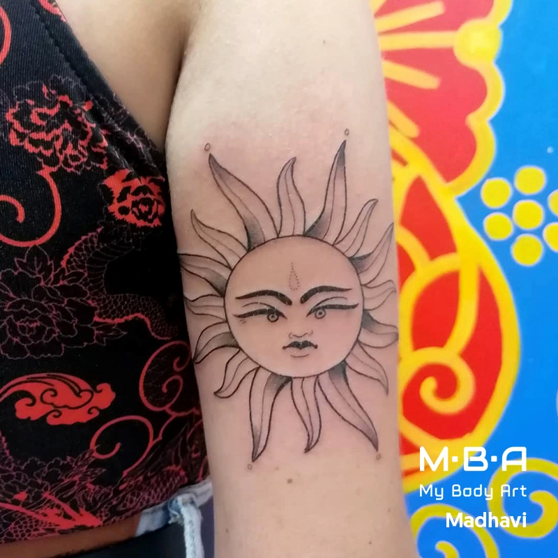 tatouage soleil visage hindou personnifié réalisé par Madhavi, tatoueuse à MBA - My Body Art Grenoble