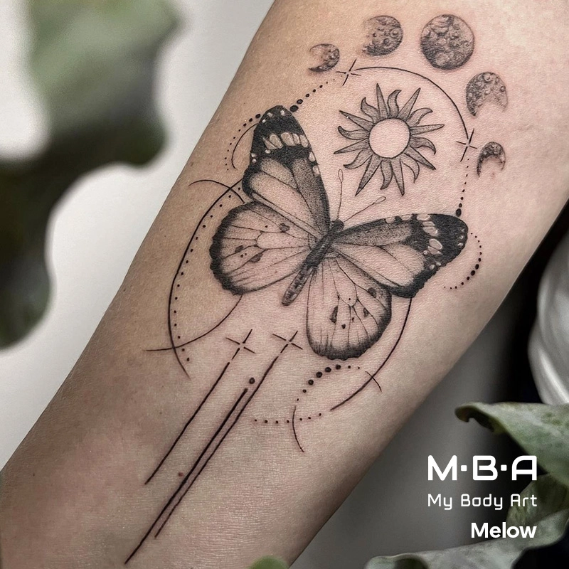 tatouage papillon soleil et lunes réalisé par Melow tatoueuse à MBA - My Body Art Lyon
