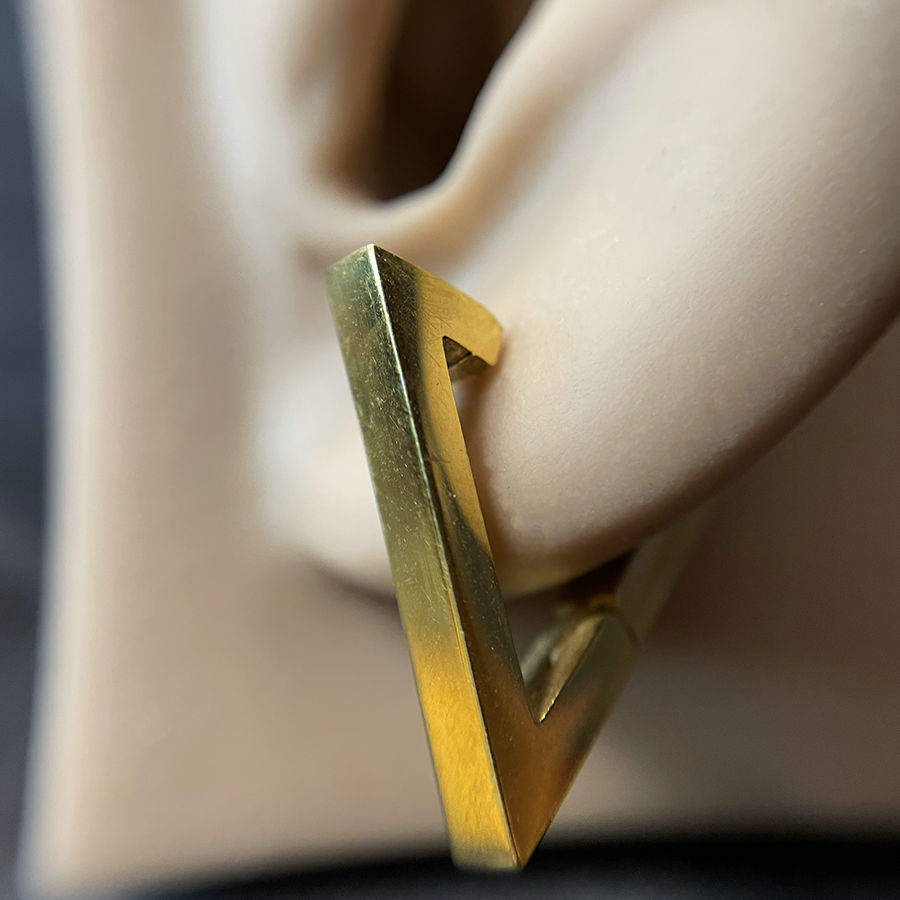 boucle d'oreille triangle doré pour piercing au lobe