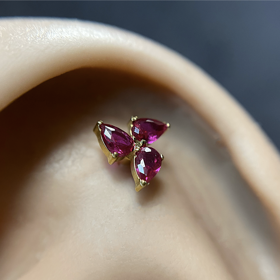 bijou doré fleur strass rouge violet pour piercing d'oreille